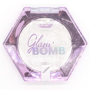 Poudre illuminatrice Glam' Bomb. Effet scintillant nacré : Faites briller votre peau avec un effet poudre de diamant incroyable. Ce highlighter dévoile toute la puissance des paillettes grâce à une formule 3D étincelante qui recouvrira votre visage et votre corps d’une apparence tridimensionnelle. Texture douce : Sa formule unique souple, agréable au toucher, fond sur la peau. Cet illuminateur de teint apporte une touche finale brillante qui sublime n'importe quel type de peau. Le plus : il donne un éclat pur et époustouflant au visage et au corps
Tenue longue durée: Il est conçu pour résister à la transpiration, à la pluie et à d'autres éléments, garantissant que votre maquillage reste impeccable tout au long de la journée. Design compact et portable : avec sa taille compacte, cette palette de maquillage crème est pratique à tenir et à transporter pour des retouches rapides. Que vous voyagiez ou que vous ayez besoin de maquillage en déplacement, c'est un complément pratique à votre routine beauté.