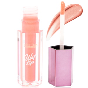 Gloss Wet Lip Sandy. Le gloss brillant Wet Effect confère une luminosité irrésistible à vos yeux et vos lèvres, tout en les nourrissant. Ce gloss à yeux et lèvres est disponible dans quatre couleurs, apportant la touche finale ultime à tout look beauté. En un passage, le gloss Wet Lips rend les lèvres visiblement plus pulpeuses et plus lisses. Elles sont nourries et hydratées grâce à la formule spéciale de ce produit. La formule ne colle pas. Le plus : un parfum agréable ! Gloss à lèvres incontournable, à la brillance extrême et aussi agréable à porter qu’à regarder. Effet mouillé tendance ! Le gloss aussi beau qu'agréable à porter, à se procurer absolument. Un seul passage avec la brosse suffit à rendre les lèvres plus attirantes. Résultats : Des lèvres pulpeuses, liftées et brillantes à la surface visiblement plus lisse et au contour amélioré.