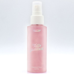 Brume parfumée et pailletée pour cheveux et corps. Découvrez notre nouvelle brume de paillettes parfumée. Formule adaptée au corps, cheveux et vêtements. Ne graisse pas la peau ni les cheveux. Laissez-vous surprendre par le parfum gummy ! La note savoureuse et fruitée de cette brume corps et cheveux vous accompagne tout au long de la journée. Et pour encore plus d'étincelles, cette brume est pailletée ! Tout type de cheveux. Appuyez sur la pompe pour délivrer un nuage de micro-gouttelettes qui couvrira vos cheveux, parfait pour vos soirées. Transportez-vous dans un plaisir scintillant ...Le secret pour illuminer votre peau ! Cette brume laisse un voile subtil de Paillettes qui subliment votre peau. Facile à transporter partout.