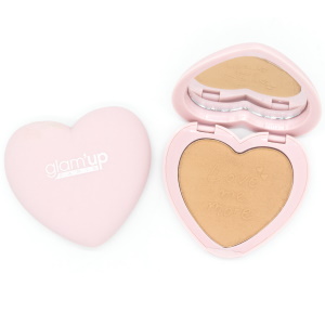 Poudre compacte Love me More Sand. La poudre compacte Glam’Up Paris s’applique tout en transparence pour une peau parfaitement mate et un grain de peau visiblement lissé pendant 8 heures. Le teint est ainsi corrigé, la peau est lisse et veloutée. Sa texture fine et agréable glisse sur la peau pour un teint naturellement unifié et matifié toute la journée. Poudre compacte anti-brillance, absorbe les excès de sébum pour un teint zéro brillance. Unifie, floute les imperfections, estompe les marques de fatigue et affine les pores pour un teint zéro défaut. Glisse en toute légèreté et se fond uniformément à la peau pour une couvrance moyenne à complète modulable. Convient à tous types de peau. Appliquez-la seule ou au-dessus de votre fond de teint pour parfaire votre maquillage, ou tout au long de la journée pour le retoucher. Un maquillage qui garde toute sa fraîcheur au fil des heures. Une application simple et rapide, divinement douce. Un joli boitier soft touch en forme de cœur avec miroir, cadeau idéal. L'accessoire ultime de votre trousse de maquillage !