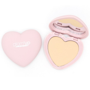 Poudre compacte Love me More Vanilla. La poudre compacte Glam’Up Paris s’applique tout en transparence pour une peau parfaitement mate et un grain de peau visiblement lissé pendant 8 heures. Le teint est ainsi corrigé, la peau est lisse et veloutée. Sa texture fine et agréable glisse sur la peau pour un teint naturellement unifié et matifié toute la journée. Poudre compacte anti-brillance, absorbe les excès de sébum pour un teint zéro brillance. Unifie, floute les imperfections, estompe les marques de fatigue et affine les pores pour un teint zéro défaut. Glisse en toute légèreté et se fond uniformément à la peau pour une couvrance moyenne à complète modulable. Convient à tous types de peau. Appliquez-la seule ou au-dessus de votre fond de teint pour parfaire votre maquillage, ou tout au long de la journée pour le retoucher. Un maquillage qui garde toute sa fraîcheur au fil des heures. Une application simple et rapide, divinement douce. Un joli boitier soft touch en forme de cœur avec miroir, cadeau idéal. L'accessoire ultime de votre trousse de maquillage !