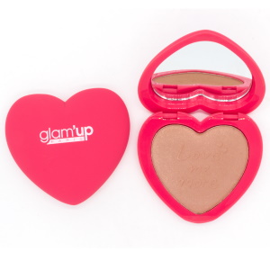 Blush fard à joues Love me More Cinnamon Roll. Le blush Glam’Up Paris offre un effet « bonne mine» irrésistible, il permet de sculpter les joues et de modeler le visage. Parfait pour raviver le teint du matin au soir. Un blush au toucher doux et soyeux au fini satiné qui fond sur la peau. Il adhère instantanément à la peau et offre une sensation de confort. Blush poudre au résultat modulable. Sa texture poudre compacte veloutée et ultra-pigmentée permet de mettre le visage en valeur avec une touche de couleur de longue durée. Un maquillage qui garde toute sa fraîcheur au fil des heures. Une application simple et rapide, divinement douce. Parfait pour des retouches où que vous soyez grâce à son packaging pratique. Un joli boitier soft touch en forme de cœur avec miroir, cadeau idéal. L'accessoire ultime de votre trousse de maquillage !