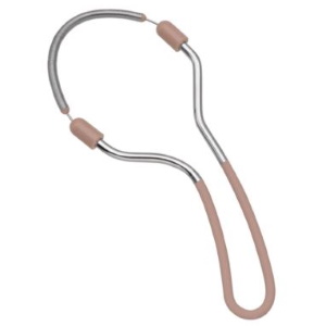 Epilateur à ressort pour visage, pratique et non douloureux. Cet épilateur est idéal pour les petites zones du visage et parfait également en finition pour les jambes, bras ou maillot. Il est fait d'un ressort en métal qui permet d'attraper plus de duvet qu'une pince à épiler sans agresser la peau. Il est facile à prendre en main avec ses poignées. Idéal pour une utilisation quotidienne, vous pouvez même emporter cet épilateur en voyage dans vos bagages cabines.