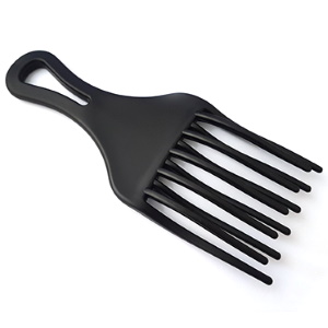 Peigne à cheveux en plastique noir. Sous la douche, dans le sac, en voyage..., ce peigne vous permet de démêler vos cheveux en toute circonstance et en douceur.