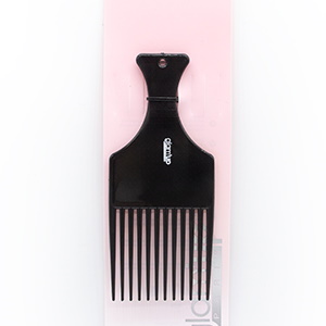 Peigne à cheveux en plastique noir. Sous la douche, dans le sac, en voyage..., ce peigne vous permet de démêler vos cheveux en toute circonstance et en douceur.