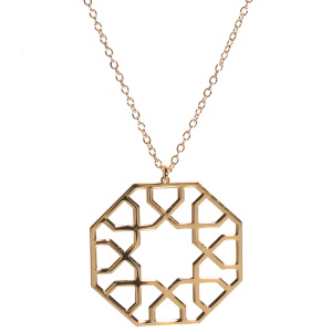 Collier composé d'une chaîne et d'un pendentif de forme hexagonal avec motifs ajourés en véritable bronze. Fermoir mousqueton avec 4 cm de rallonge.