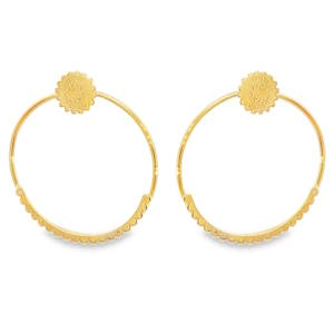 Rehaussez votre style avec ces boucles d'oreilles pendantes en bronze. Le design circulaire, orné de détails délicats, apporte une touche de sophistication. Un accessoire versatile qui complétera à merveille vos tenues de jour comme de soirée.