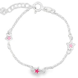 Ce bracelet chaîne en argent 925/000 délicat est rehaussé de motifs d'étoiles émaillées rose. Son design raffiné en fait un bijou idéal pour ajouter une touche de fantaisie à votre quotidien. Léger et confortable, ce bracelet est parfait pour être porté seul ou accompagné d'autres bracelets. Fermoir anneau ressort avec 3 cm de rallonge.