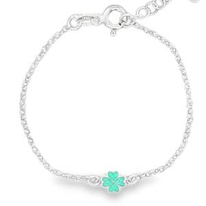 Ce délicat bracelet chaîne en argent 925/000, orné d'un trèfle à quatre feuilles pavé d'émail vert, apportera une touche de chance à votre quotidien. Un bijou raffiné et discret, parfait pour compléter votre style avec élégance. Le fermoir ajustable assure un confort optimal. Fermoir anneau ressort avec 3 cm de rallonge.