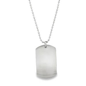 Affirmez votre style avec ce collier chaîne en acier argenté. Son design moderne et épuré met en valeur une plaque pendante personnalisable, créant un look à la fois discret et tendance. Parfait pour compléter votre tenue quotidienne avec une touche d'élégance sobre. Fermoir mousqueton avec 9 cm de rallonge.