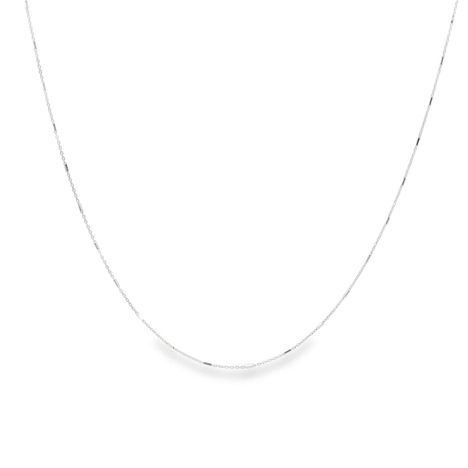 Cette élégante chaîne en argent 925/000 se distingue par ses maillons polis offrant une brillance exceptionnelle.<br/>Sa conception fluide et symétrique assure un tombé parfait. Fabriquée avec précision, cette pièce minimaliste peut être portée seule pour un look raffiné ou accompagnée d'un pendentif.<br/>La finition miroir souligne la pureté du métal précieux, faisant de ce collier un classique intemporel et polyvalent pour toute garde-robe sophistiquée. Adolescent Adulte Femme Fille Indémodable Cette élégante chaîne en argent 925/000 se distingue par ses maillons polis offrant une brillance exceptionnelle.<br/>Sa conception fluide et symétrique assure un tombé parfait. Fabriquée avec précision, cette pièce minimaliste peut être portée seule pour un look raffiné ou accompagnée d'un pendentif.<br/>La finition miroir souligne la pureté du métal précieux, faisant de ce collier un classique intemporel et polyvalent pour toute garde-robe sophistiquée. Adolescent Adulte Femme Fille Indémodable