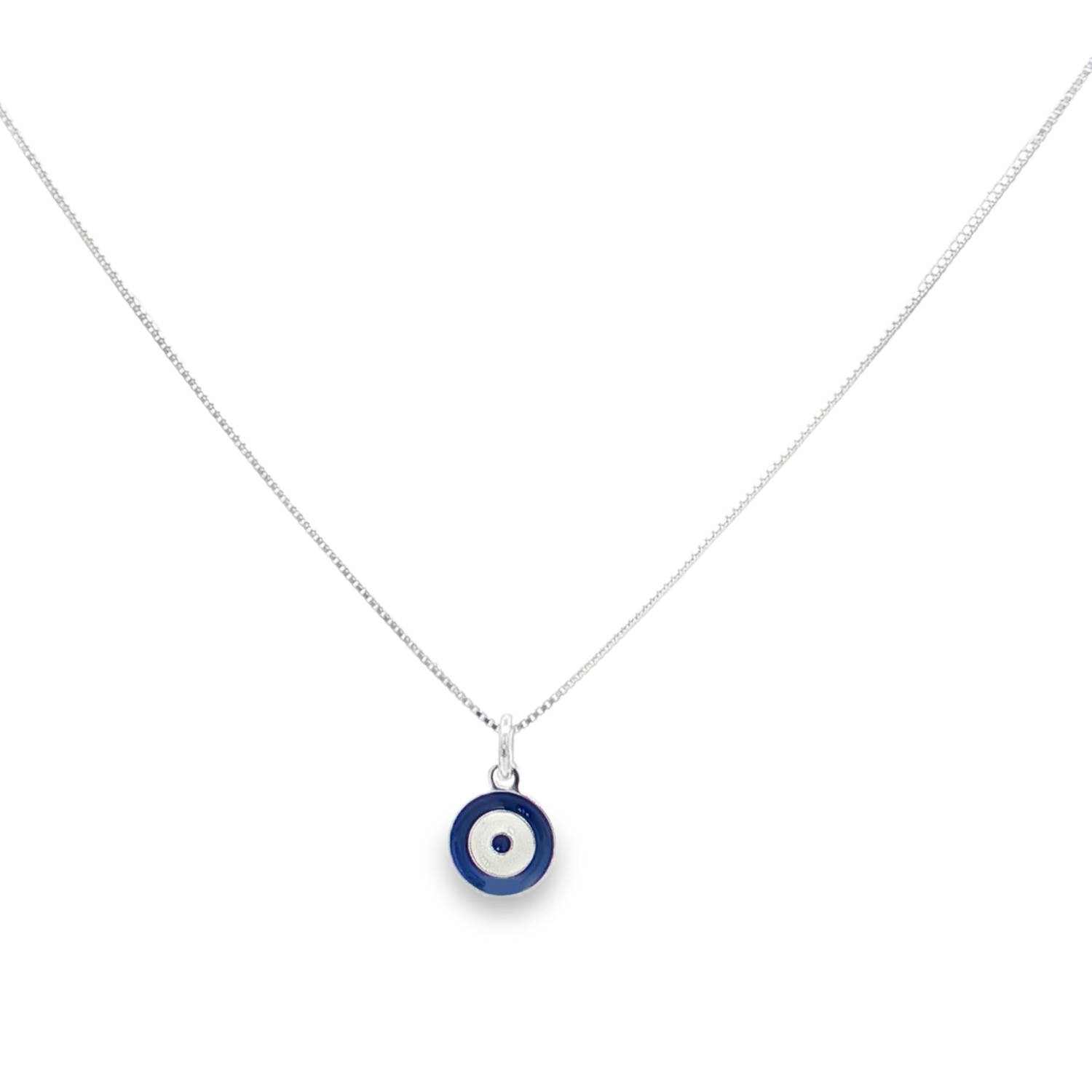 Ce collier d'exception en argent 925/000 met en avant un pendentif circulaire représentant un oeil de Turquie émaillé de bleu et blanc. Sa transparence subtile et son fini poli miroir en font une pièce élégante, idéale pour apporter une touche de sérénité à votre style quotidien. Oeil Oeil de Turquie Rond Adolescent Adulte Femme Fille Gravure Indémodable Symboles Ce collier d'exception en argent 925/000 met en avant un pendentif circulaire représentant un oeil de Turquie émaillé de bleu et blanc. Sa transparence subtile et son fini poli miroir en font une pièce élégante, idéale pour apporter une touche de sérénité à votre style quotidien. Oeil Oeil de Turquie Rond Adolescent Adulte Femme Fille Gravure Indémodable Symboles
