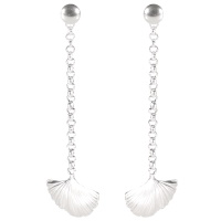 Boucles d'oreilles pendantes composées d'une chaîne et d'une feuille de ginkgo en argent 925/000 rhodié.