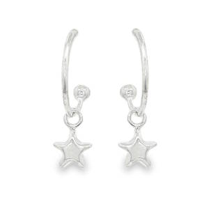 Apportez une touche de lumière et de douceur à votre visage avec cette paire de boucles d'oreilles en argent 925/000 au design intemporel. Alliant la sobriété d'une créole et le charme d'un pendentif mobile, ce bijou est l'accessoire parfait pour briller au quotidien. Chaque boucle présente une étoile délicatement bombée, suspendue à une fine créole. Un symbole universel de chance et de bonne étoile, parfait pour offrir à une personne chère ou pour se faire plaisir.