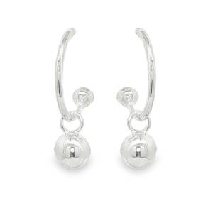 Apportez une touche de brillance minimaliste à votre style avec ces créoles délicates en argent 925/000. Alliant modernité et intemporalité, ce modèle se distingue par son design épuré et son mouvement fluide. Chaque anneau suspend une perle d'argent parfaitement sphérique. Ce pendentif est monté sur un petit anneau de liaison, lui permettant de capturer la lumière à chaque mouvement de tête. Un éclat argenté brillant qui s'accorde aussi bien avec une tenue décontractée qu'avec une allure plus sophistiquée.