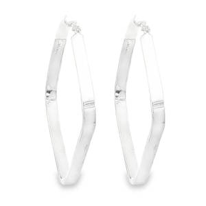 Apportez une touche de modernité audacieuse à votre collection de bijoux avec ces créoles structurées en argent 925/000. S'éloignant du cercle traditionnel, ces boucles d'oreilles arborent une silhouette en losange étiré, offrant un design contemporain et architectural. Une forme géométrique angulaire qui joue avec la lumière sous tous les angles.