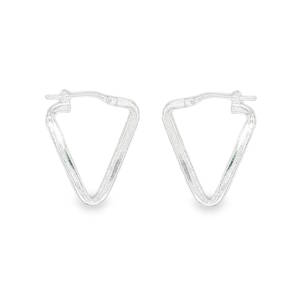 Apportez une touche de modernité audacieuse à votre collection de bijoux avec ces boucles d'oreilles créoles revisitées en argent 925/000. S'éloignant du cercle traditionnel, ce modèle adopte une silhouette triangulaire aux angles adoucis, offrant un look à la fois minimaliste et contemporain. Ces boucles d'oreilles sont assez discrètes pour être portées au bureau, mais leur forme unique en fait un véritable accessoire de mode pour vos sorties.