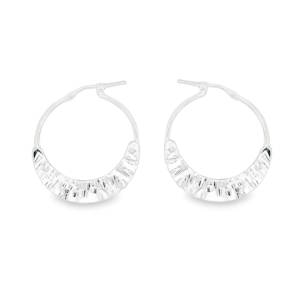 Ces boucles d'oreilles créoles en argent 925/000 massif offrent une allure moderne et sophistiquée. Leur design épuré, rehaussé de détails texturés, capte la lumière de manière subtile. Parfaites pour ajouter une touche d'éclat discret à toute tenue, ces créoles légères et confortables se porteront avec élégance au quotidien.