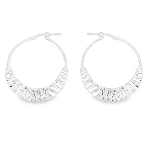 Sublimez votre allure avec ces boucles d'oreilles créoles en argent 925/000, incarnant un style contemporain et raffiné. Le design texturé, façonné avec une précision méticuleuse, capte la lumière et attire le regard. Un bijou d'exception, idéal pour rehausser toute tenue avec une touche d'éclat.