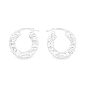 Succombez à l'élégance minimaliste de ces boucles d'oreilles créoles en argent 925/000. Leur design texturé unique apporte une touche d'originalité discrète. Parfaites pour rehausser votre style quotidien avec une note de sophistication moderne et abordable.