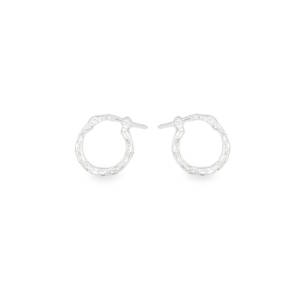 Arborez un style raffiné avec ces créoles en argent 925/000. Leur design délicat et texturé apporte une touche d'éclat subtile à votre tenue. Légères et confortables, ces boucles d'oreilles sont parfaites pour un port quotidien ou pour compléter un look plus sophistiqué.