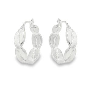 Ces boucles d'oreilles affichent un style à la fois moderne et intemporel, parfaites pour celles qui recherchent un accessoire avec du caractère. Apportez une touche de relief et d'éclat à votre visage avec ces magnifiques boucles d'oreilles créoles. Conçues en argent 925/000, chaque créole présente un effet de torsade large, créant un jeu d'ombre et de lumière dynamique qui attire le regard à chaque mouvement, elles se distinguent par leur design audacieux et texturé.