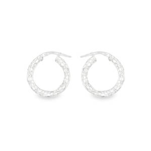 Ajoutez une touche d'éclat à votre collection avec ces élégantes créoles en argent 925/000. Leur design texturé unique et leur fini brillant captent la lumière à chaque mouvement, offrant une esthétique sophistiquée et discrète.  Parfaites pour une utilisation quotidienne ou pour compléter une tenue de soirée.