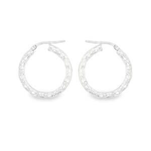 Ajoutez une touche d'éclat à votre collection avec ces élégantes créoles en argent 925/000. Leur design texturé unique et leur fini brillant captent la lumière à chaque mouvement, offrant une esthétique sophistiquée et discrète.  Parfaites pour une utilisation quotidienne ou pour compléter une tenue de soirée.