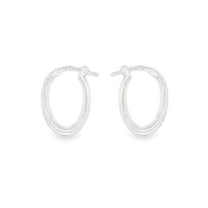Sublimez votre look avec ces boucles d'oreilles créoles en argent 925/000, un symbole d'élégance minimaliste. Leur design raffiné apporte une touche de sophistication discrète, parfaites pour toutes les occasions. L'argent brillant offre un éclat subtil, mettant en valeur votre style avec une simplicité sophistiquée.