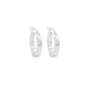 Apportez une touche de lumière et de modernité à votre visage avec cette paire de créoles en argent massif 925/000. Alliant classicisme et design contemporain, ces boucles d'oreilles se distinguent par leur relief unique et leur éclat singulier.