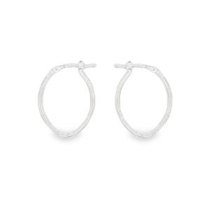 Sublimez votre look quotidien avec ces créoles en argent 925/000, d'une élégance discrète et raffinée. Leur design épuré et intemporel apportera une touche de sophistication à toutes vos tenues, des plus décontractées aux plus habillées. Un accessoire essentiel pour compléter votre collection de bijoux.