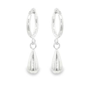 Ces élégantes boucles d'oreilles suspendues capturent la lumière avec un éclat moderne et raffiné. Conçues en argent 925/000, elles se distinguent par un contraste subtil entre la structure géométrique de la créole et la douceur organique de la goutte. Une breloque en forme de goutte d'eau pleine, suspendue par un anneau mobile qui permet au bijou de suivre vos mouvements avec grâce. Le mélange parfait entre le style bohème chic et le minimalisme contemporain. Elles sont assez légères pour être portées toute la journée, mais suffisamment travaillées pour sublimer une tenue de soirée.