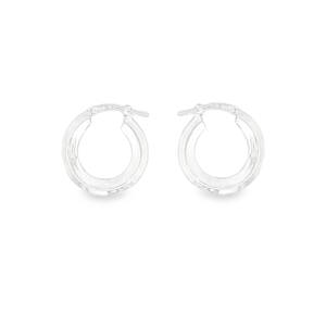 Rehaussez votre style avec ces élégantes créoles en argent 925/000. Leur design épuré et moderne en fait l'accessoire parfait pour toutes les occasions, ajoutant une touche de sophistication discrète à votre look.