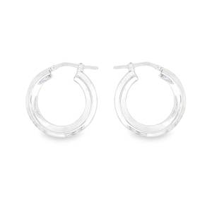 Rehaussez votre style avec ces élégantes créoles en argent 925/000. Leur design épuré et moderne en fait l'accessoire parfait pour toutes les occasions, ajoutant une touche de sophistication discrète à votre look.