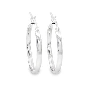 Ces magnifiques créoles en argent 925/000 massif se distinguent par un design à la fois robuste et finement travaillé. Leur structure épaisse offre une présence affirmée, tandis que les détails sculptés sur la partie supérieure ajoutent une touche d'originalité artisanale.