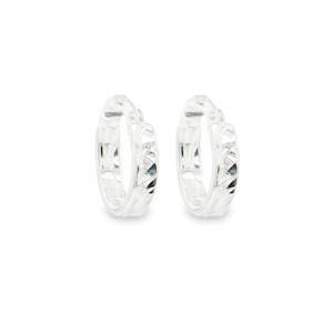 Apportez une touche d'éclat texturé à votre visage avec ces magnifiques créoles en argent 925/000. Loin de la simplicité des anneaux lisses, ce modèle se distingue par un travail de ciselage minutieux qui capture la lumière sous tous les angles. Ces boucles d'oreilles arborent un motif en relief de type diamanté ou à chevrons, offrant un jeu de brillance sophistiqué et une allure artisanale.