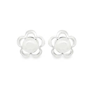 Découvrez ces délicates boucles d'oreilles en argent 925/000, ornées d'une perle ronde nacrée. Le design floral unique ajoute une touche de fraîcheur et de romantisme à votre style. Ces bijoux minimalistes et élégants sont parfaits pour rehausser votre look quotidien ou pour une occasion spéciale. Un cadeau idéal pour une femme raffinée.