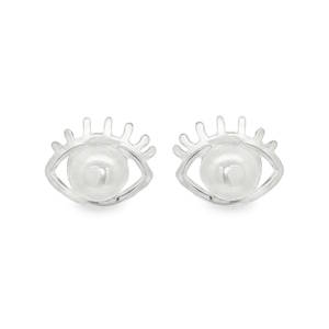 Captivez les regards avec ces boucles d'oreilles originales en argent 925/000. Elles se distinguent par une perle blanche parfaitement sphérique, taillée en cabochon, sertie dans un motif stylisé en forme d'œil. Un design moderne et élégant pour sublimer votre allure avec une touche de mystère et de sophistication.