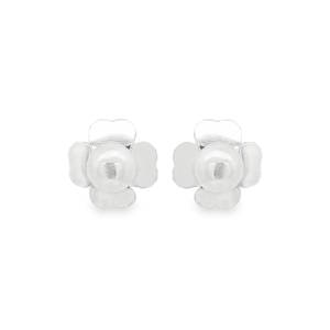 Sublimes boucles d'oreilles en forme de fleur en argent 925/000, arborant une perle ronde montée en cabochon. Ces clous d'oreilles élégants apporteront une touche de sophistication discrète à toute tenue, idéal pour les amatrices d'accessoires raffinés.