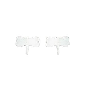 Subtiles et élégantes, ces boucles d'oreilles en forme de libellule apporteront une touche de fantaisie discrète à votre quotidien. Confectionnées en argent 925/000, elles sont idéales pour un port confortable tout au long de la journée. Un accessoire minimaliste qui rehausse votre style avec délicatesse.