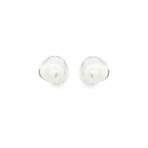 Sublimes puces d'oreilles en argent 925/000, ornées d'une perle ronde à la coupe cabochon. L'éclat discret et la beauté de la perle en font un bijou raffiné, idéal pour rehausser votre élégance au quotidien. Portez l'intemporalité à vos oreilles avec ces clous d'oreilles.