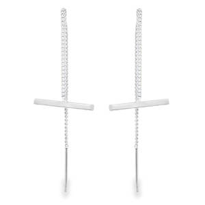 Ces boucles d'oreilles pendantes en argent 925/000, baignées d'un éclat blanc, incarnent la simplicité sophistiquée. Leur design minimaliste, suspendu avec grâce, apportera une touche d'élégance discrète à votre allure. Un choix parfait pour celles qui apprécient la beauté dans la subtilité.