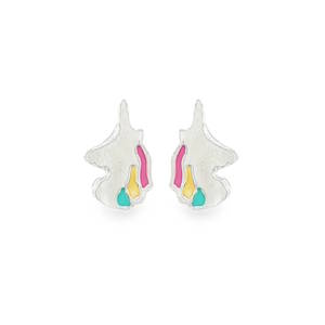 Subtiles et originales, ces boucles d'oreilles puces en argent arborent un motif licorne délicatement coloré. Un accessoire discret, idéal pour ajouter une touche de fantaisie à votre quotidien. Le design minimaliste assure une élégance discrète, parfaite pour toutes les occasions.