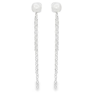 Sublimes boucles d'oreilles pendantes en argent 925/000, ornées d'une perle ronde à la blancheur délicate. Le design épuré met en valeur l'éclat de la perle. Elles incarnent l'élégance et la sophistication, parfaites pour sublimer votre style au quotidien ou lors d'occasions spéciales. Un bijou intemporel qui captivera tous les regards.