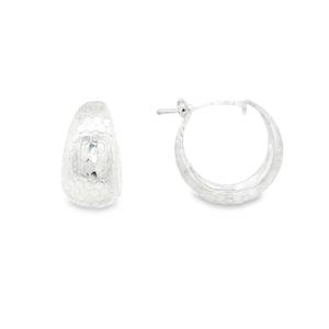 Sublimes créoles en argent 925/000, un accessoire de mode intemporel qui rehaussera votre élégance naturelle. Ces boucles d'oreilles légères et raffinées épousent délicatement le lobe de l'oreille, offrant un confort optimal tout au long de la journée. Leur design minimaliste mais sophistiqué en fait un choix parfait pour toutes les occasions, des plus décontractées aux plus formelles.