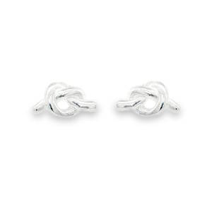 Rehaussez votre style avec ces boucles d'oreilles minimalistes en argent 925/000. Leur design épuré et moderne offre une touche de sophistication subtile, parfaites pour toutes les occasions. Confectionnées en argent blanc, ces boucles d'oreilles sont un accessoire intemporel qui complétera à merveille votre collection de bijoux.