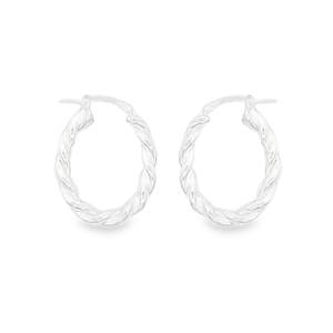 Apportez une touche de texture et d'éclat à votre style quotidien avec ces magnifiques créoles torsadées. Conçues en argent massif (925/1000), elles marient à la perfection le charme classique des anneaux et un travail artisanal minutieux. Leur silhouette délicate et leur finition brillante en font l'accessoire polyvalent par excellence, capable de rehausser une tenue décontractée ou de compléter une robe de soirée.