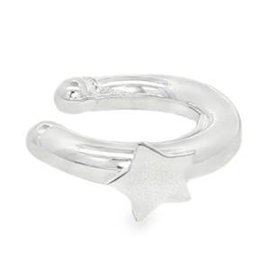 Cette bague d'oreille (ou earcuff) allie sobriété et fantaisie avec un design moderne et épuré. Ce bijou se distingue par son anneau semi-ouvert au fini argenté brillant 925/000, conçu pour épouser délicatement le cartilage de l'oreille sans nécessiter de perçage. L'élément central est une petite étoile stylisée à cinq branches, fixée sur le côté de l'anneau, apportant une touche céleste et poétique à l'ensemble.