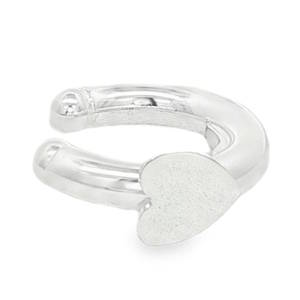 Apportez une touche de douceur et de modernité à votre style avec cette bague d'oreille minimaliste. Conçue pour épouser délicatement le cartilage, elle ne nécessite aucun perçage, vous permettant de jouer avec les superpositions en toute liberté. Le bijou arbore un charmant petit cœur plat positionné sur le devant. Sa finition est satinée (mate), créant un contraste subtil et sophistiqué avec le reste de l'anneau. Réalisée en argent 925, cette pièce assure une grande durabilité et un éclat intemporel.