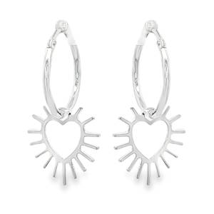 Apportez une touche d'éclat et de romantisme à votre visage avec ces créoles uniques en argent 925/000. Ce bijou se distingue par son design hybride, mêlant la sobriété d'un anneau classique à l'audace d'un pendentif graphique. Un motif de cœur ajouré entouré de rayons stylisés, rappelant la symbolique d'un soleil rayonnant ou d'un ex-voto moderne. Ces boucles sont idéales pour illuminer une tenue décontractée ou pour ajouter une note spirituelle et solaire à une robe de soirée.